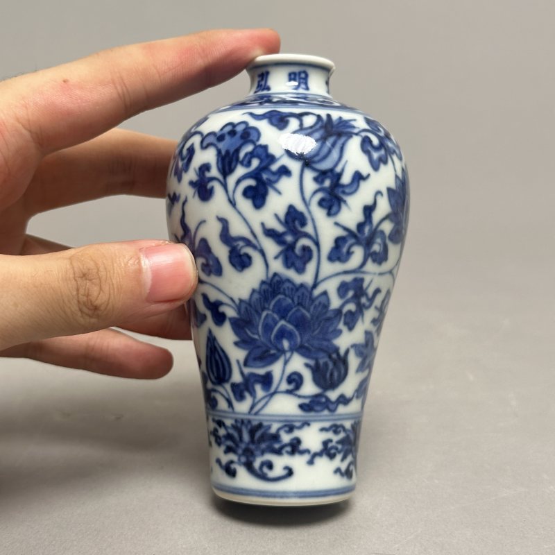 清雍正 青花缠枝莲纹梅瓶 - 图2