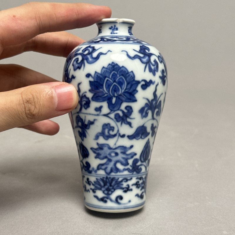 清雍正 青花缠枝莲纹梅瓶 - 图4
