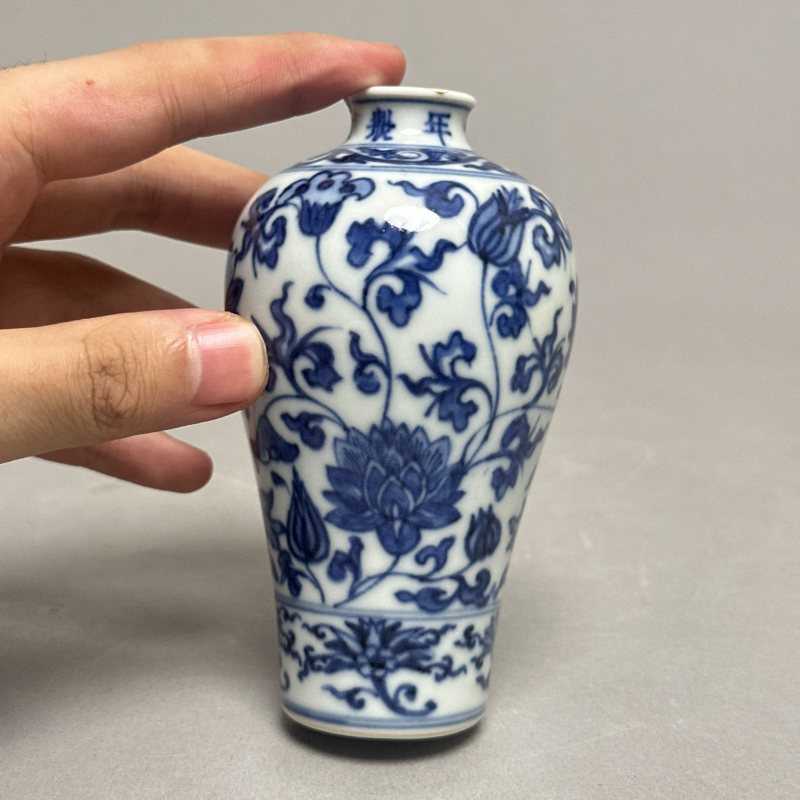 清雍正 青花缠枝莲纹梅瓶 - 图6