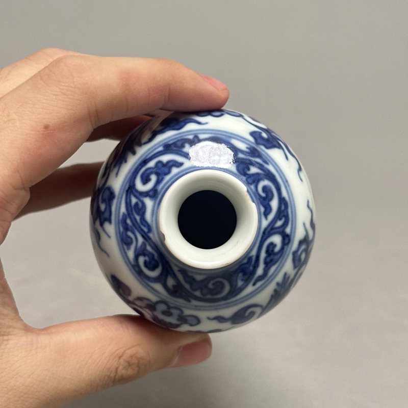 清雍正 青花缠枝莲纹梅瓶 - 图7