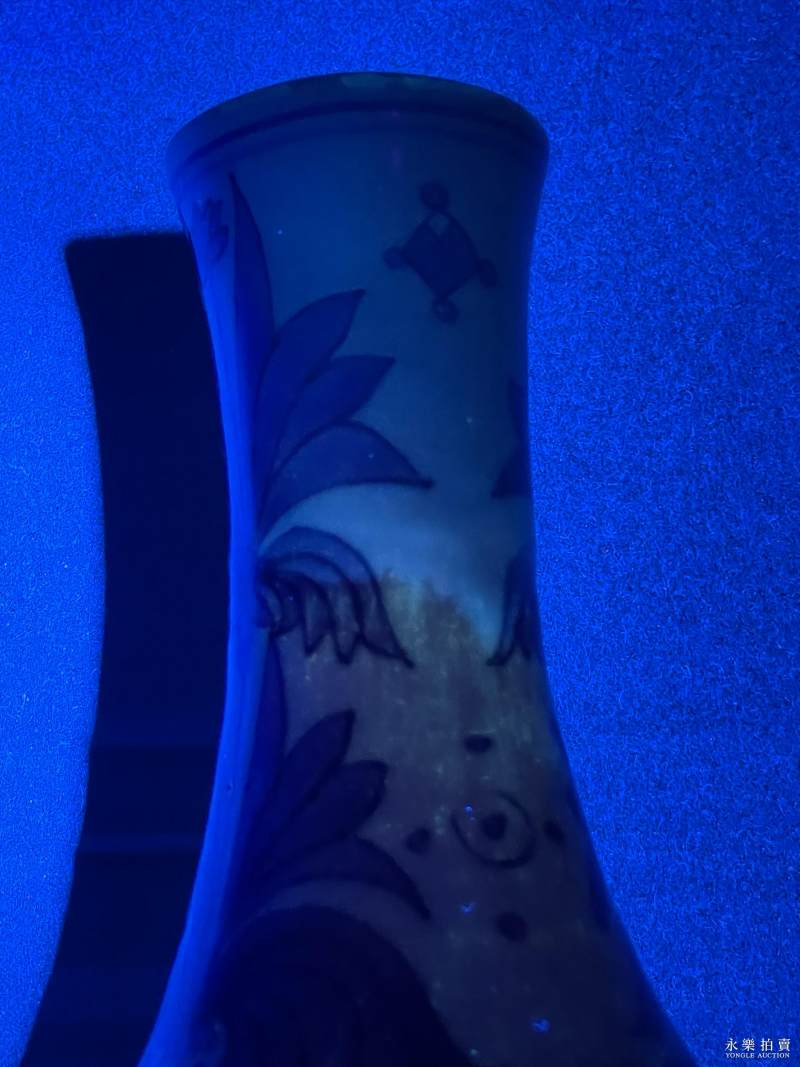 明崇祯 青花通景故事人物长颈瓶 - 图9