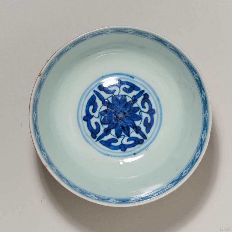 明嘉靖 矾红地描金花卉纹碗 - 图3