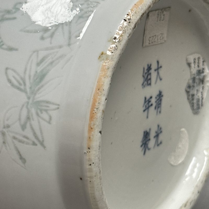 清光绪 白釉隐青花鸟兽耳尊 - 图11