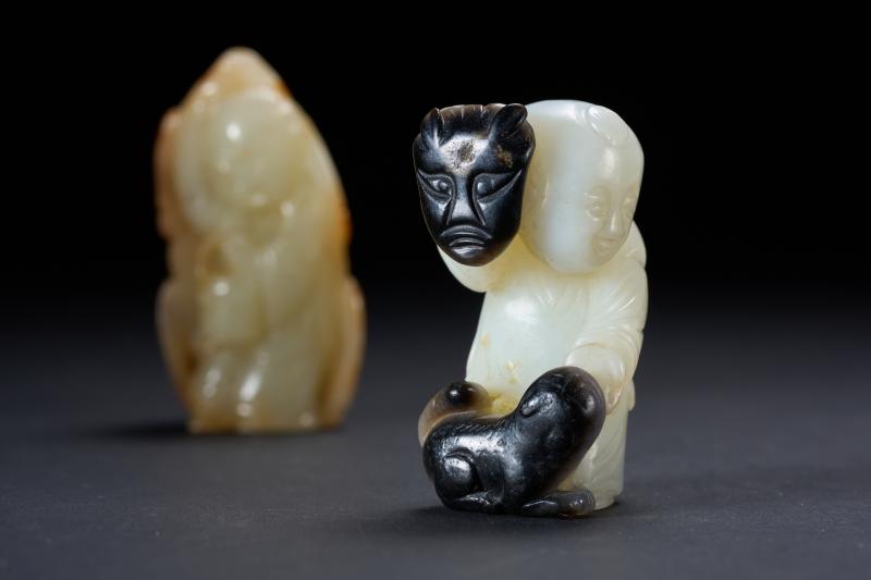 清  黑白玉巧雕婴戏、白玉留皮巧雕鹿皮孝子各一件 - 图4