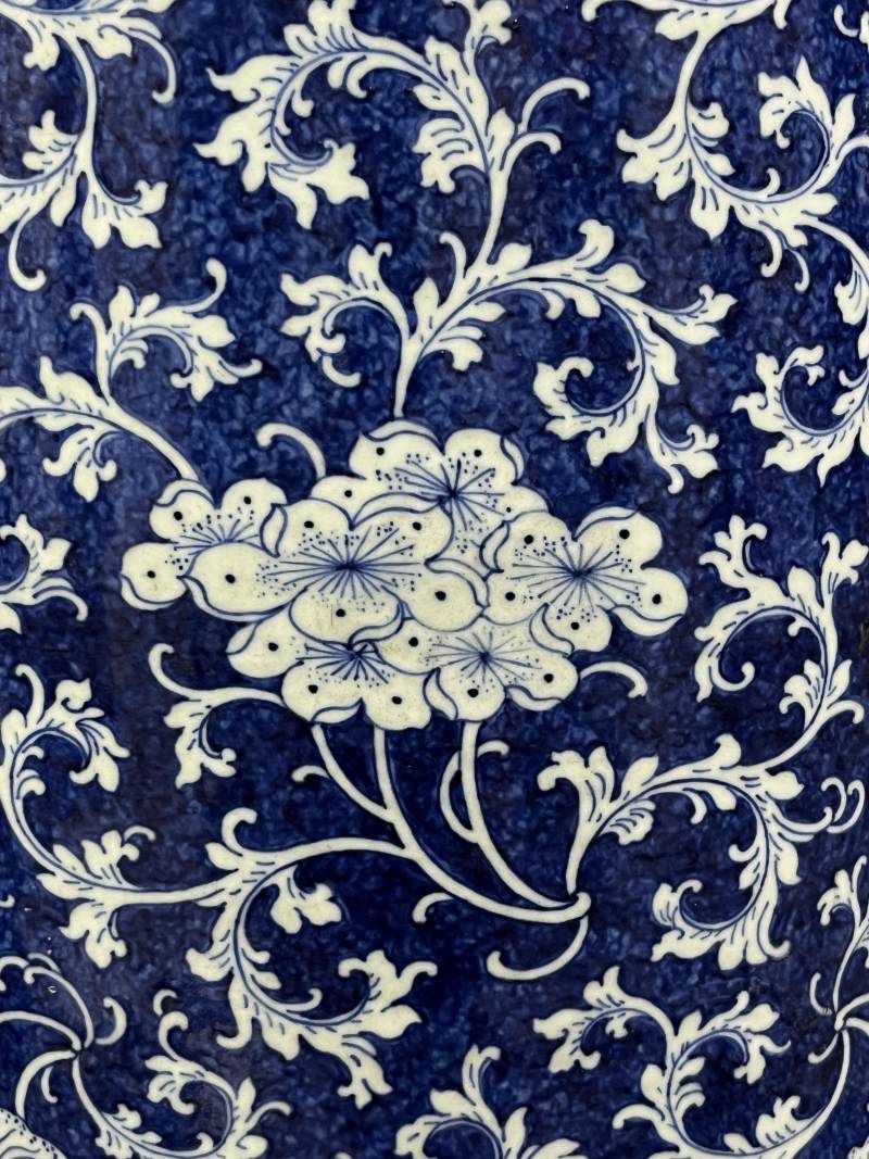 清中期  青花留白缠枝花卉纹大瓶 - 图8