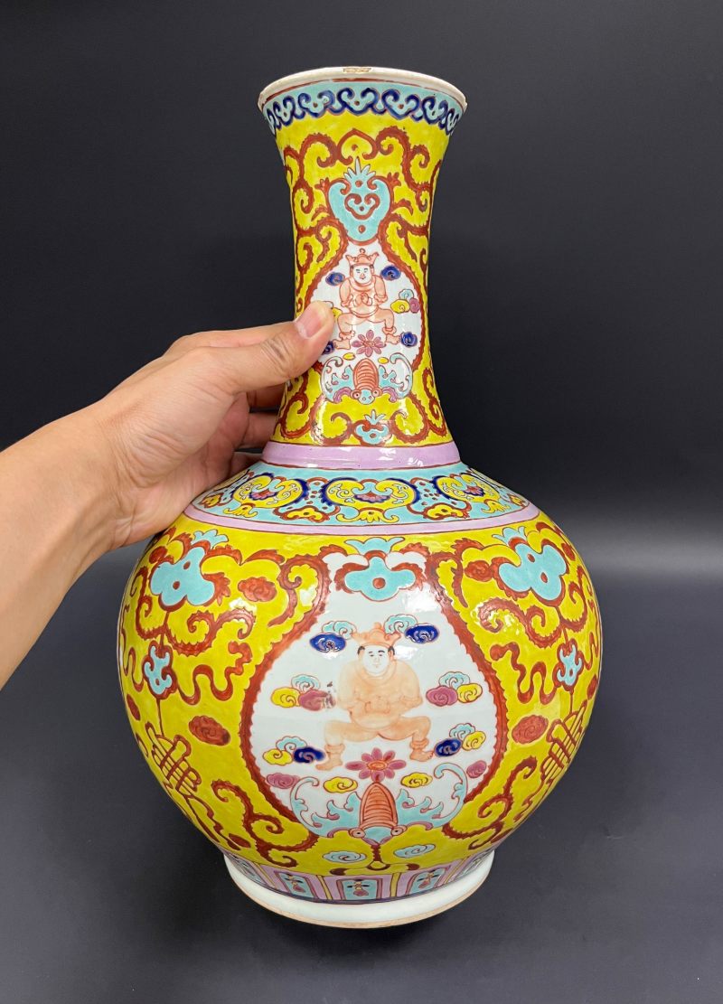清晚期  黄地粉彩开光莲生贵子图赏瓶 - 图2