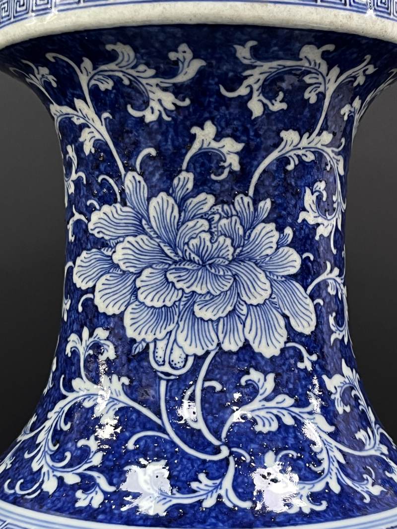 清中期  青花留白缠枝花卉纹大瓶 - 图12