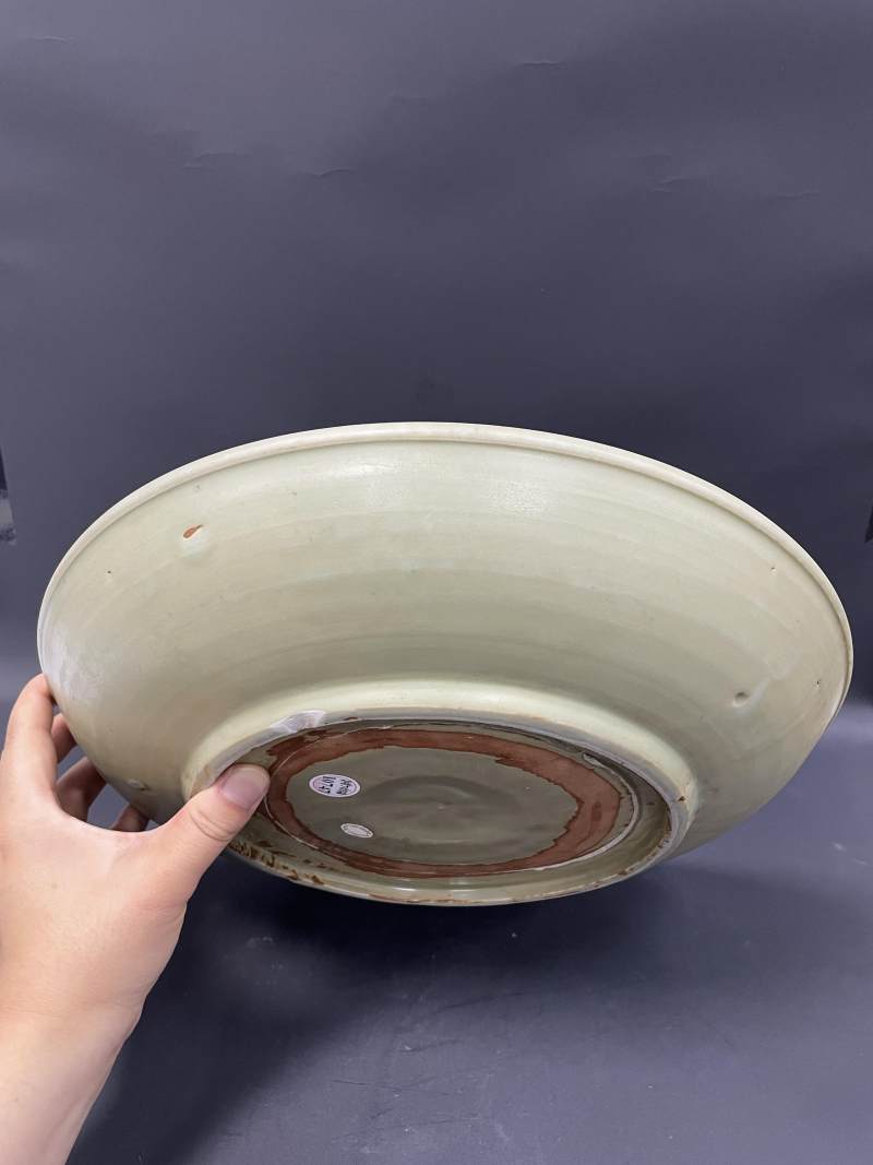 明早期  龙泉窑青釉暗刻水波印花纹大盘 - 图7