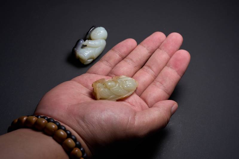 清  黑白玉巧雕婴戏、白玉留皮巧雕鹿皮孝子各一件 - 图9