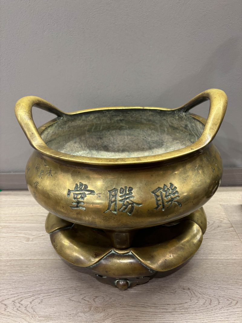 清嘉庆 “连胜堂”款 铜桥耳炉（带原座） - 图12