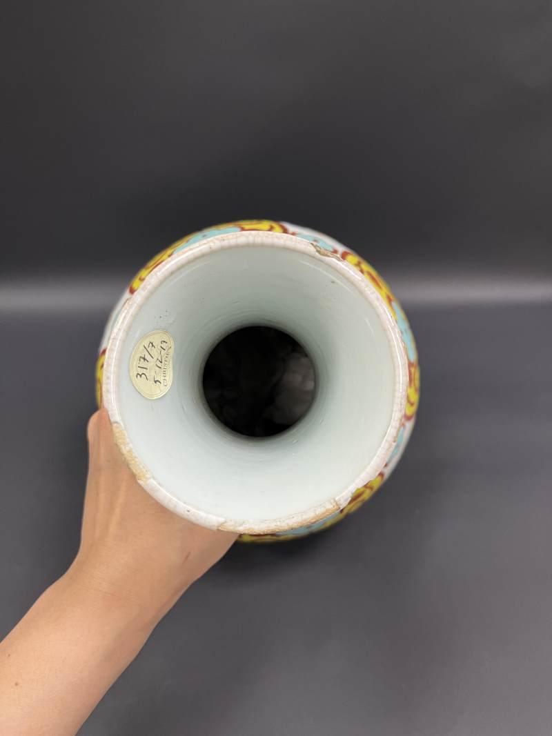 清晚期  黄地粉彩开光莲生贵子图赏瓶 - 图6