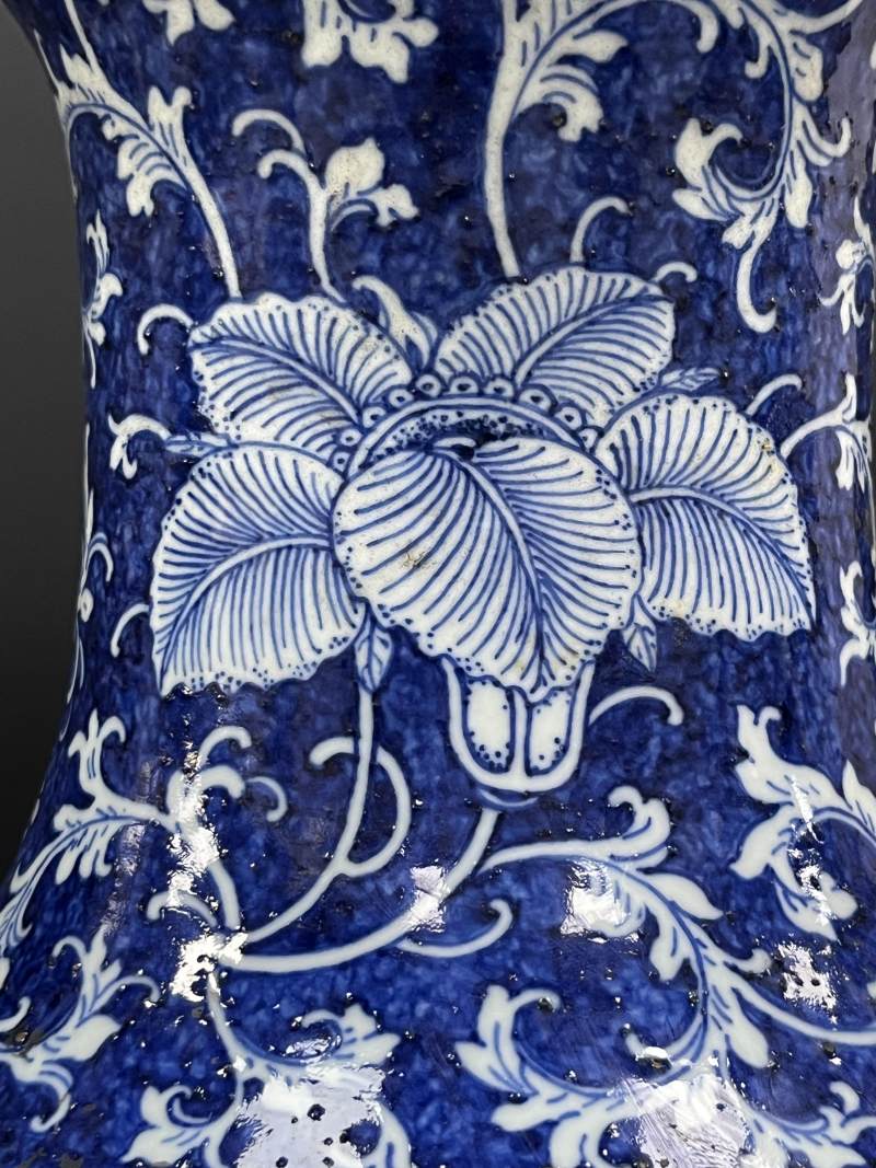 清中期  青花留白缠枝花卉纹大瓶 - 图13