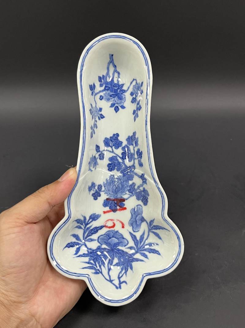 清晚期  青花折枝花卉纹如意形盘一对 - 图4