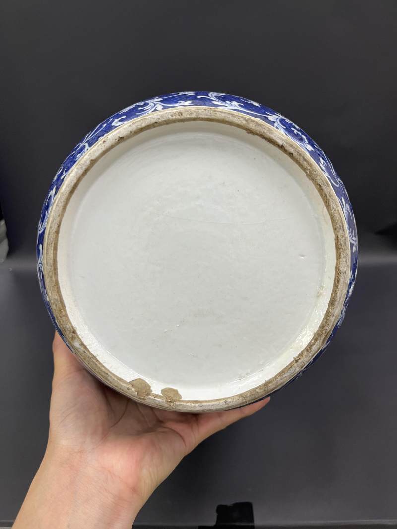 清中期  青花留白缠枝花卉纹大瓶 - 图14