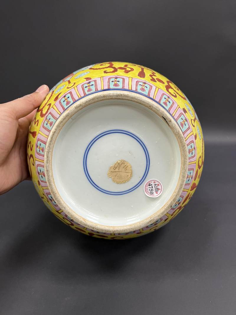清晚期  黄地粉彩开光莲生贵子图赏瓶 - 图7