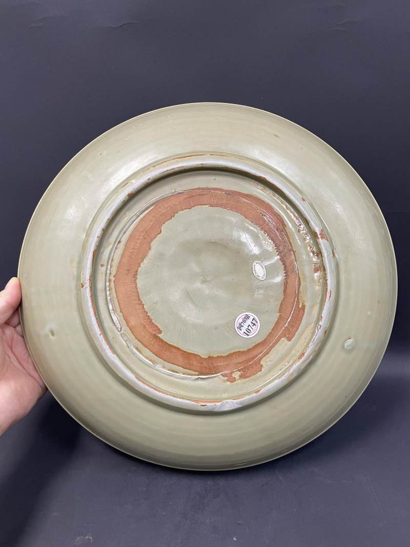 明早期  龙泉窑青釉暗刻水波印花纹大盘 - 图9