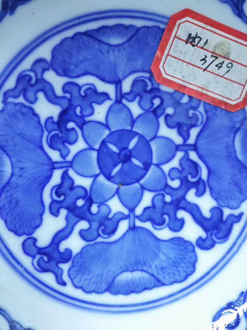 清晚期  内青花荷塘图外黄地轧道粉彩花卉开光龙凤纹大碗 - 图17