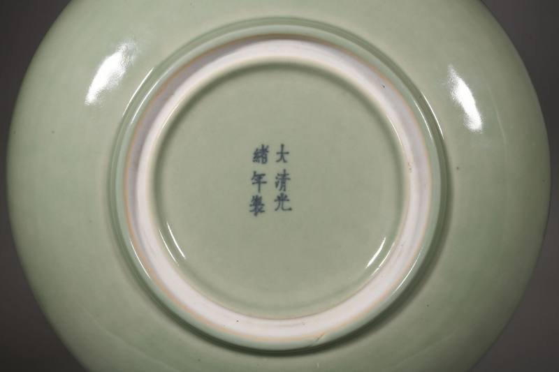 清光绪  青釉暗刻鱼藻纹大盘 - 图2