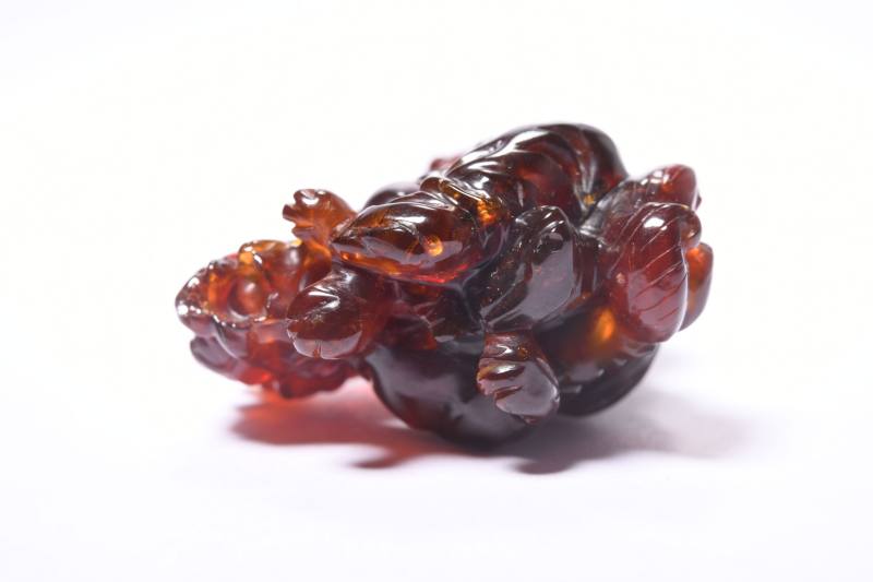 清  琥珀童子戏狮坠 - 图6