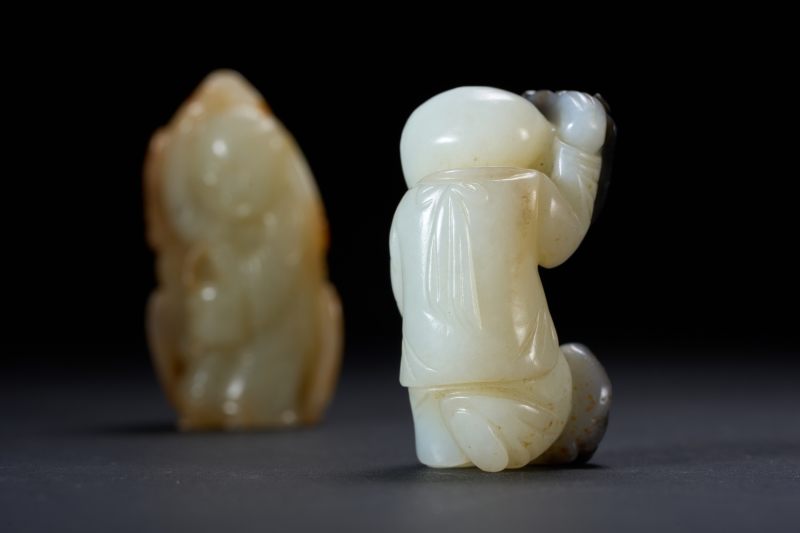 清  黑白玉巧雕婴戏、白玉留皮巧雕鹿皮孝子各一件 - 图5