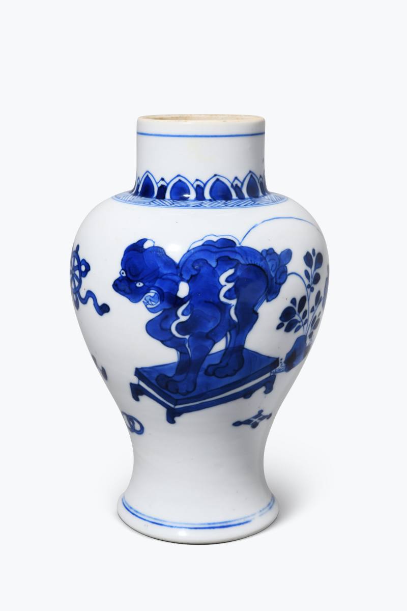 清康熙  青花瑞兽博古图梅瓶