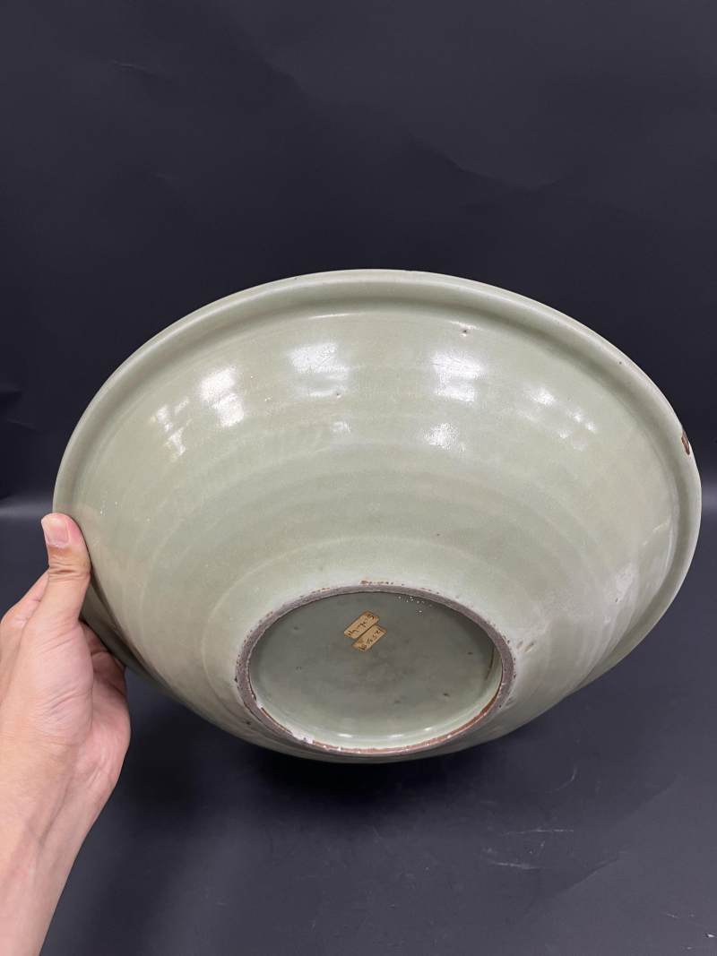 明  龙泉青釉暗刻花卉双鱼纹折沿大盘 - 图5