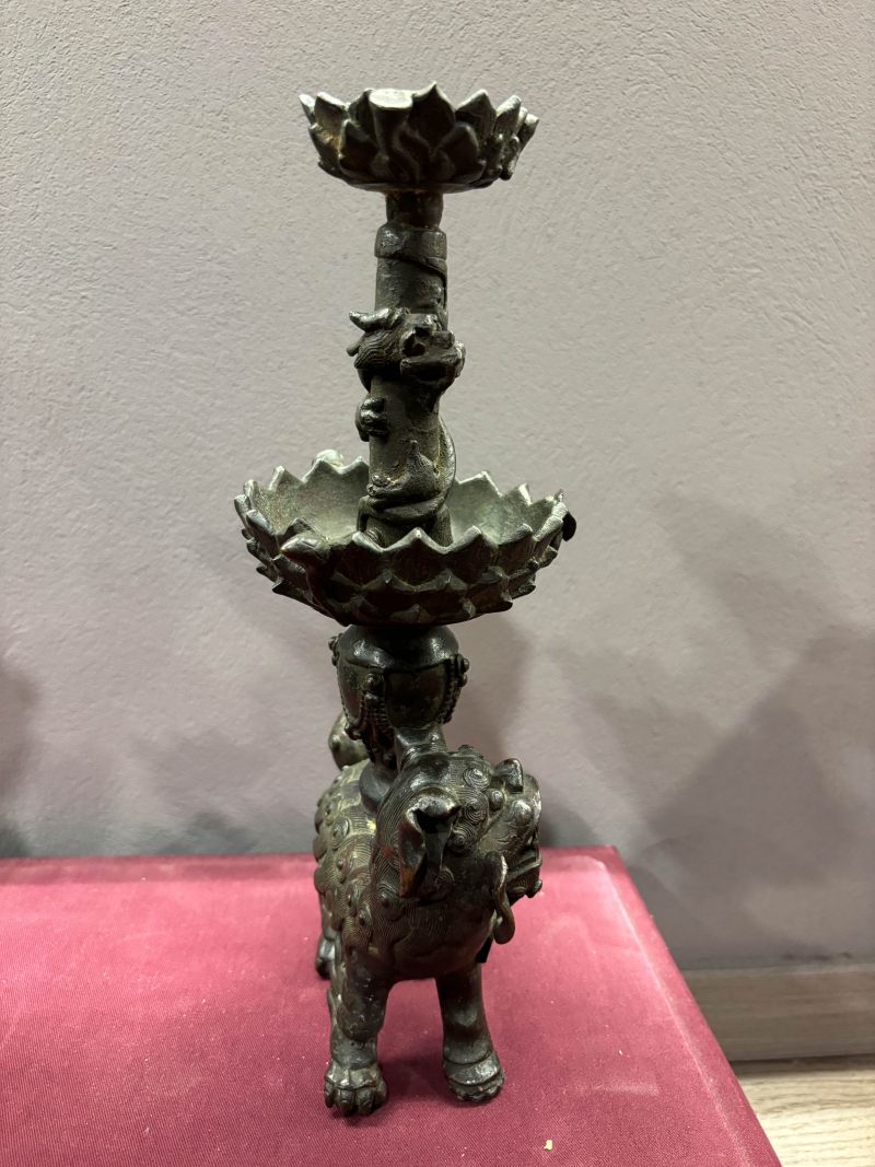 明 铜狮子烛台一对 - 图19