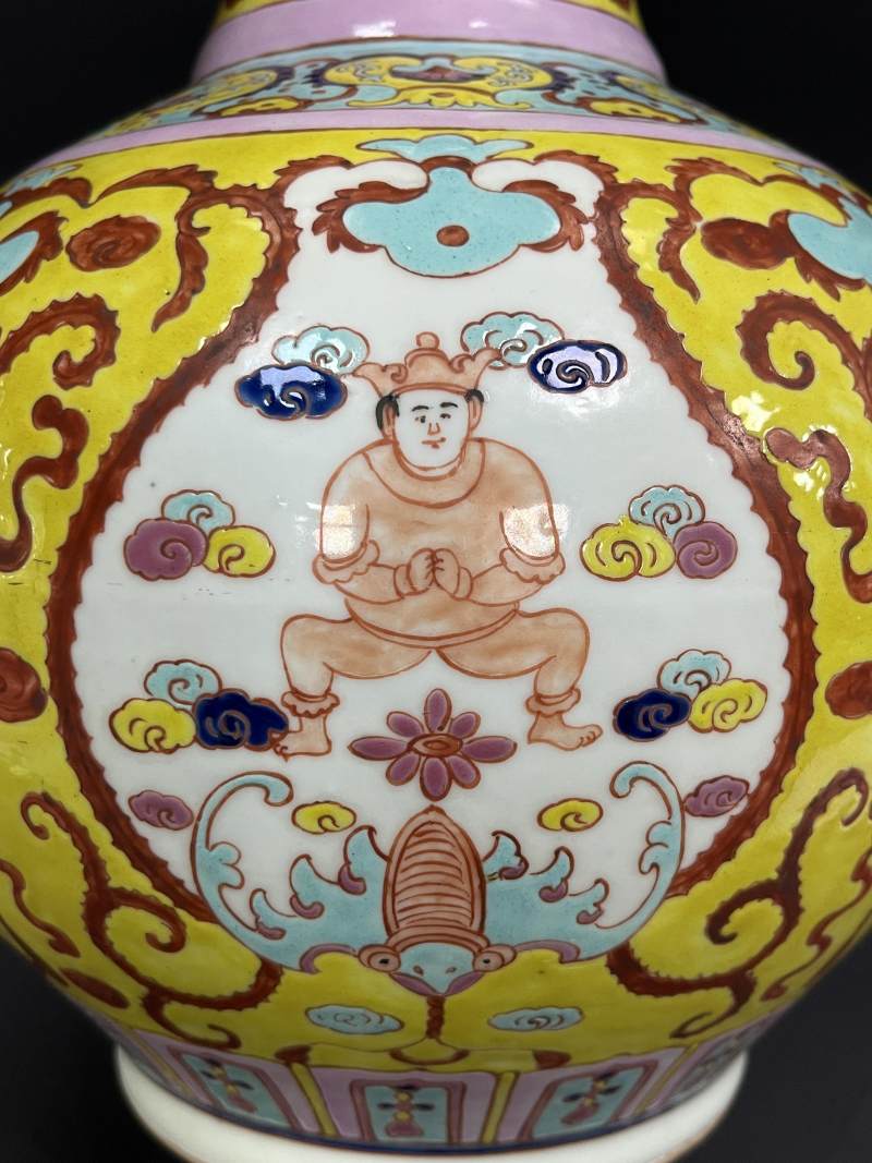清晚期  黄地粉彩开光莲生贵子图赏瓶 - 图11