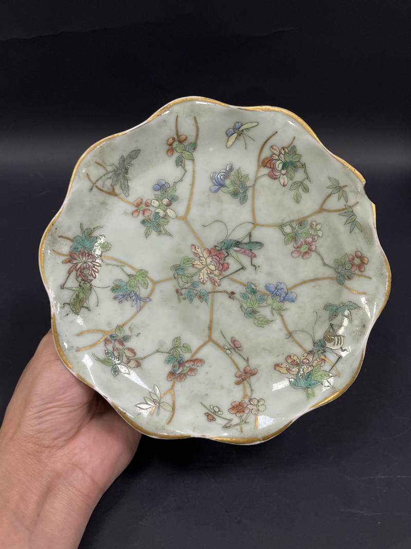 清  粉彩人物纹、花虫纹瓷器五件 - 图5