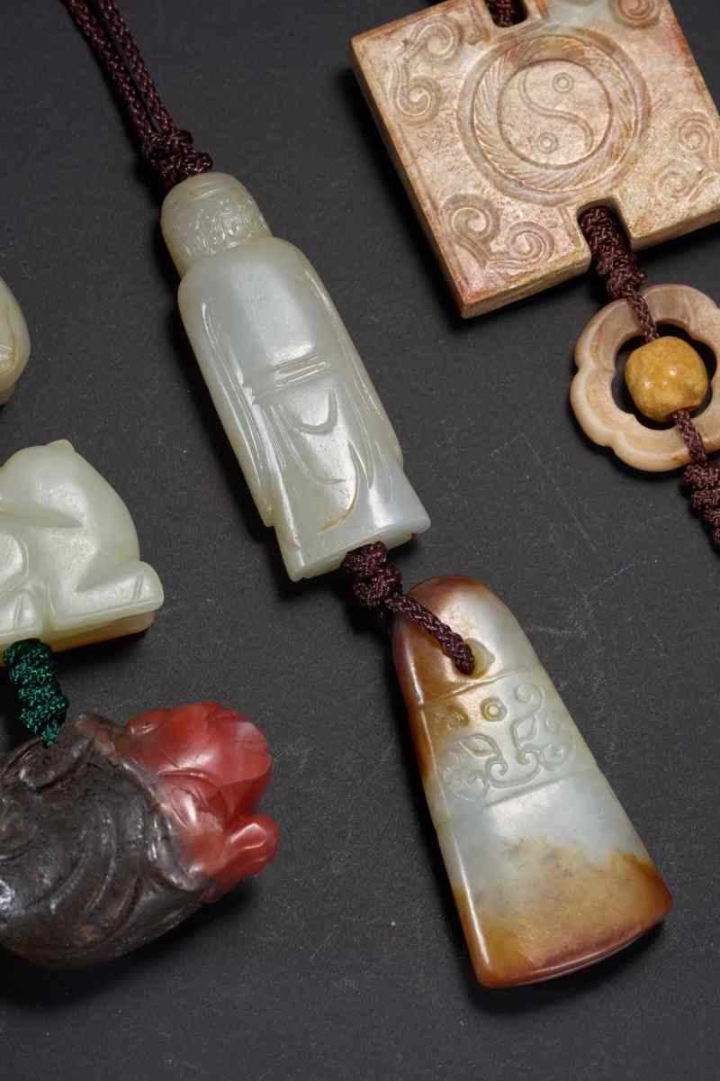 清  白玉罗汉、金蟾、瑞兽、子辰佩、符牌、兽面、工字佩、勒子、南红包袱虎多宝串六件 - 图12