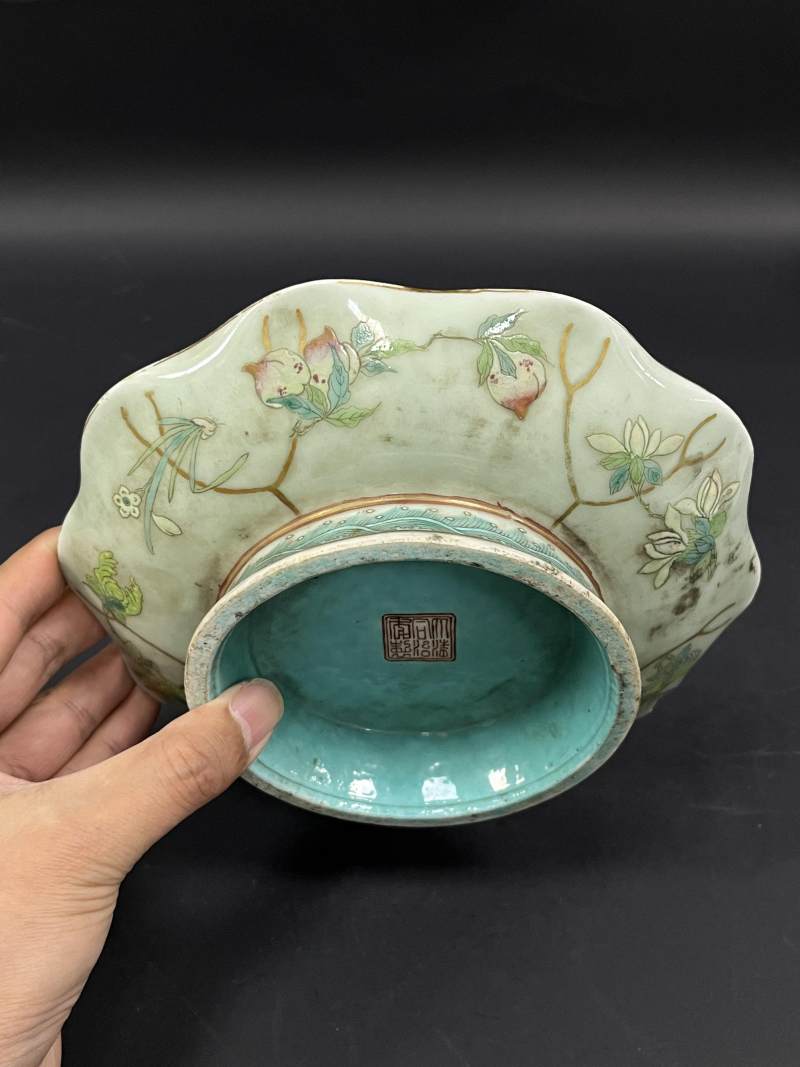 清  粉彩人物纹、花虫纹瓷器五件 - 图6