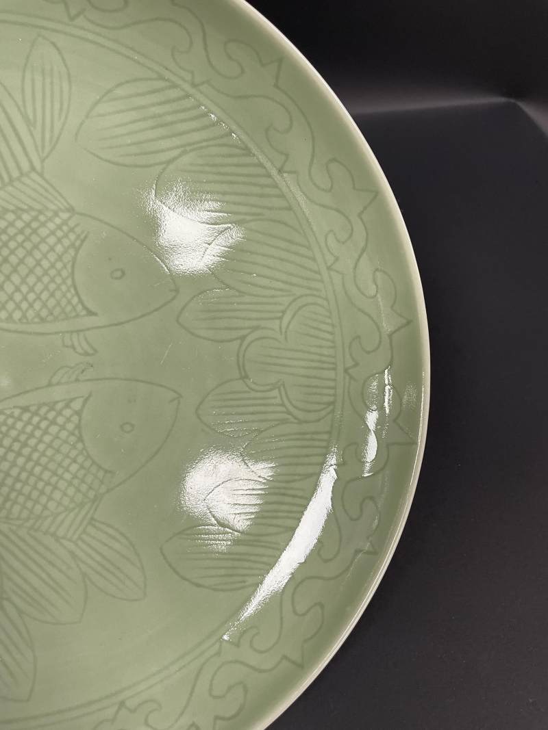 清光绪  青釉暗刻鱼藻纹大盘 - 图6