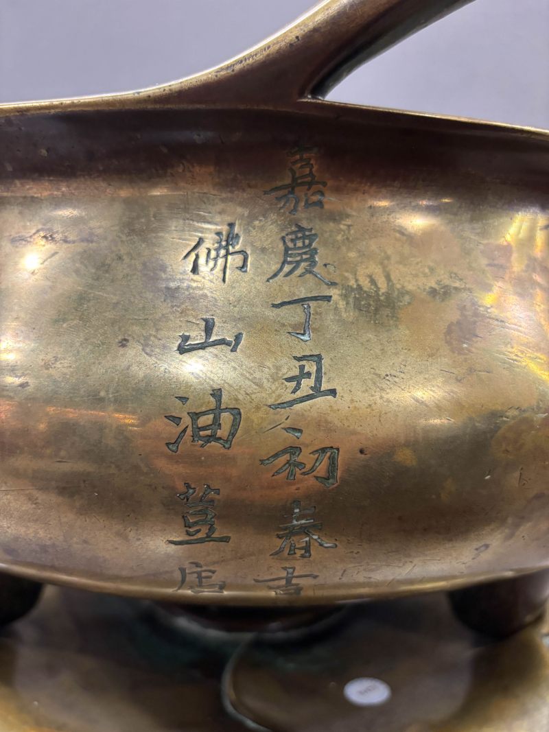 清嘉庆 “连胜堂”款 铜桥耳炉（带原座） - 图17