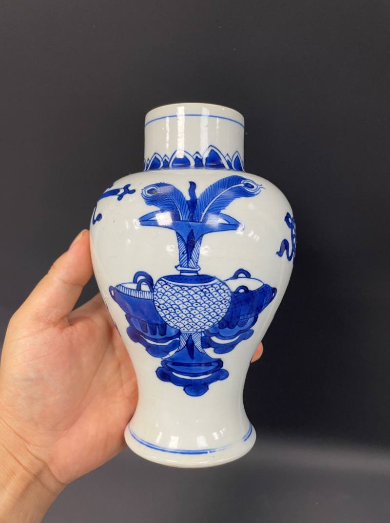 清康熙  青花瑞兽博古图梅瓶 - 图4