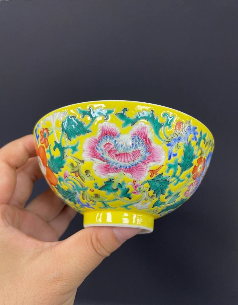 清光绪  内矾红五蝠纹外黄地洋彩缠枝花卉纹碗 - 图9