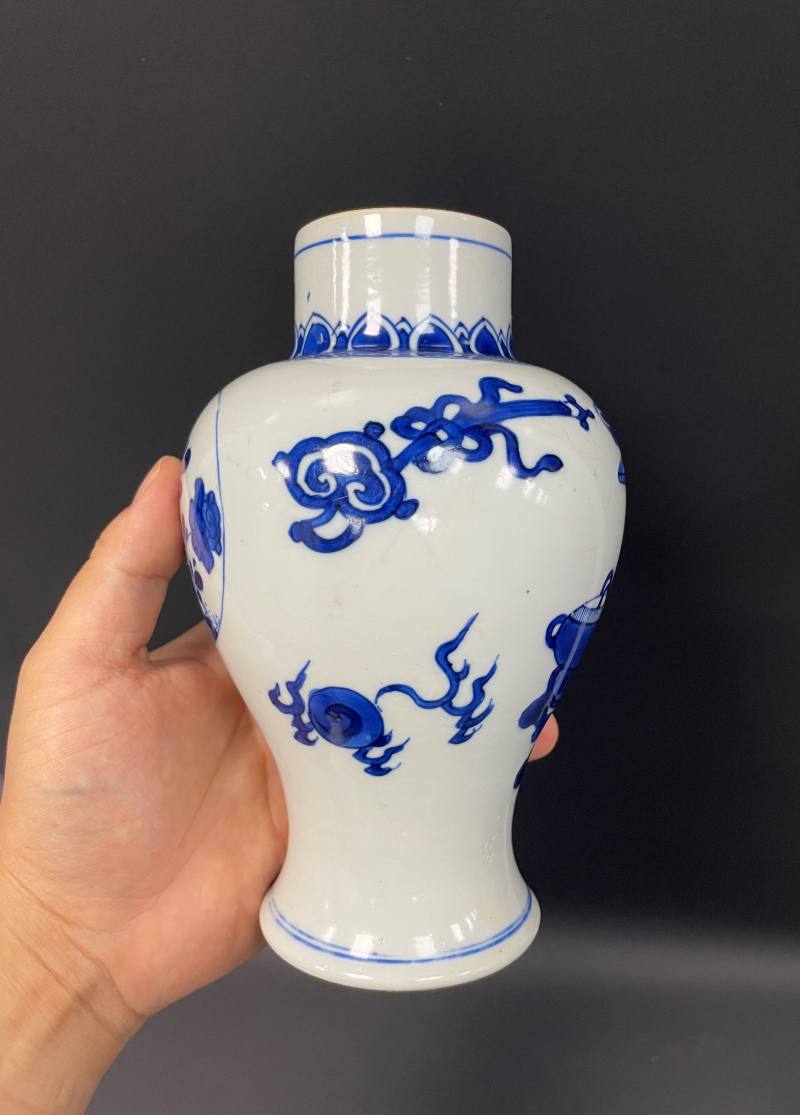 清康熙  青花瑞兽博古图梅瓶 - 图5