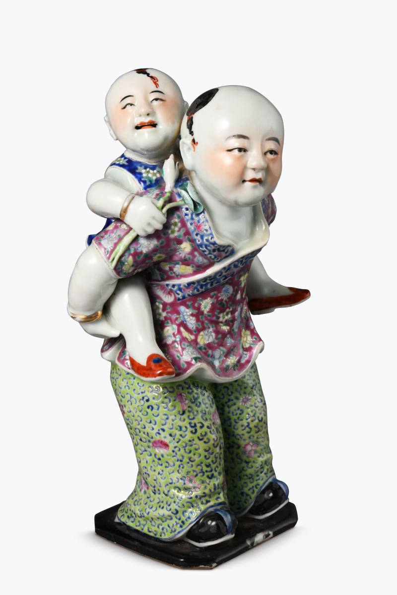 民国  粉彩持莲童子像
