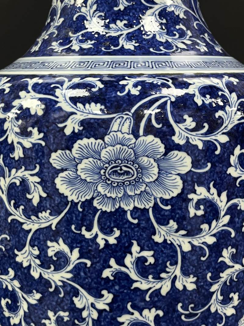 清中期  青花留白缠枝花卉纹大瓶 - 图9