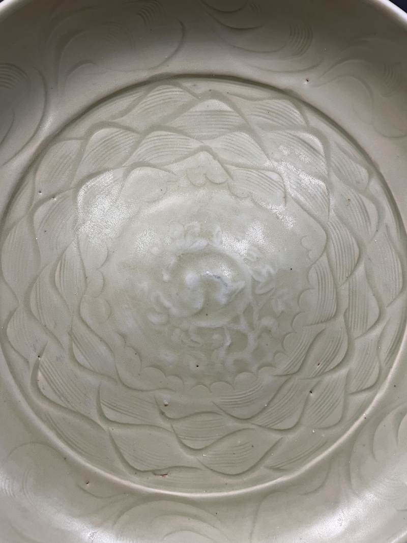 明早期  龙泉窑青釉暗刻水波印花纹大盘 - 图4