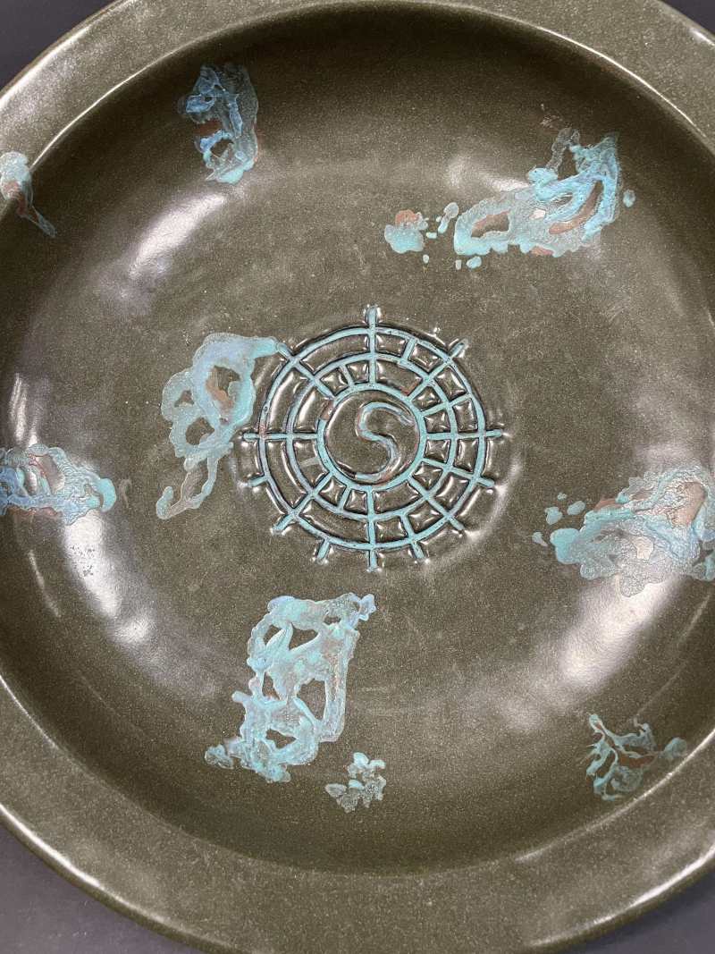 清雍正  仿古铜釉太极云气纹折沿大盘 - 图3