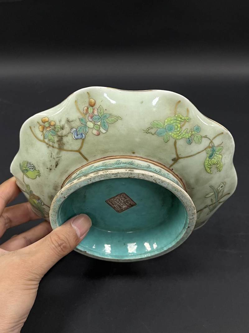 清  粉彩人物纹、花虫纹瓷器五件 - 图8