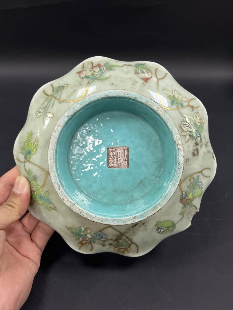 清  粉彩人物纹、花虫纹瓷器五件 - 图9