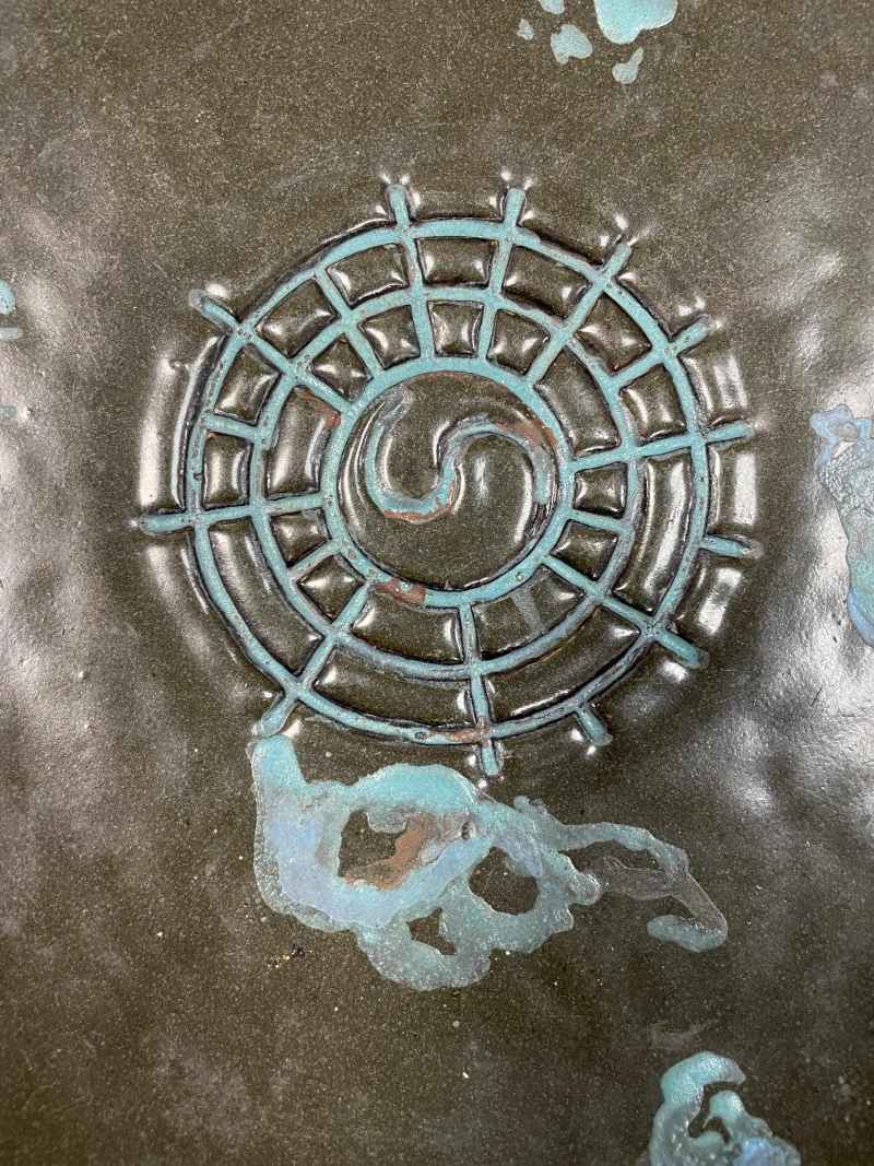 清雍正  仿古铜釉太极云气纹折沿大盘 - 图4