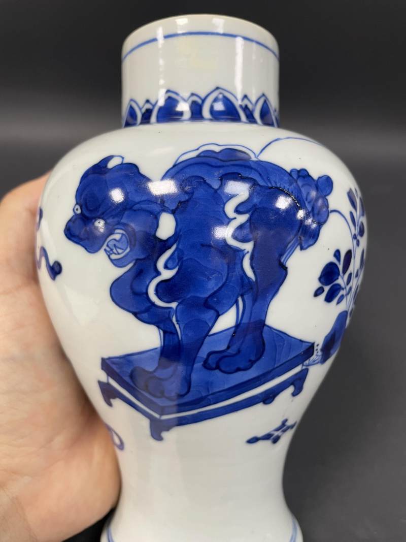 清康熙  青花瑞兽博古图梅瓶 - 图7