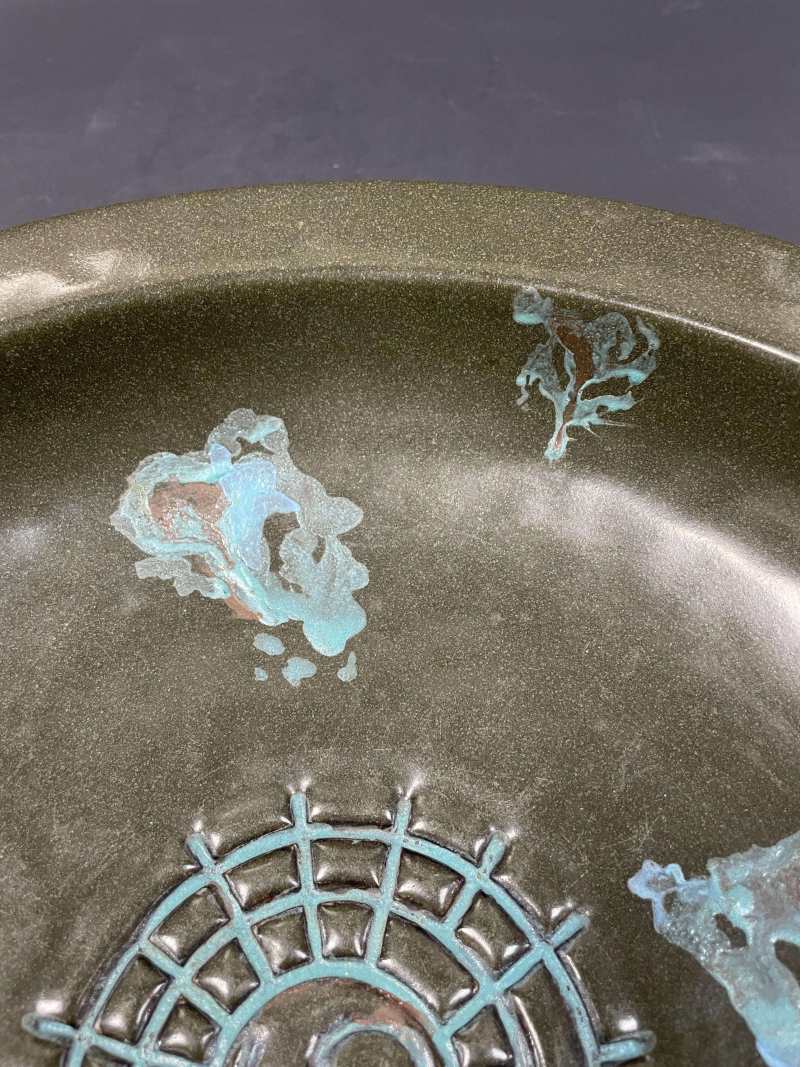 清雍正  仿古铜釉太极云气纹折沿大盘 - 图5