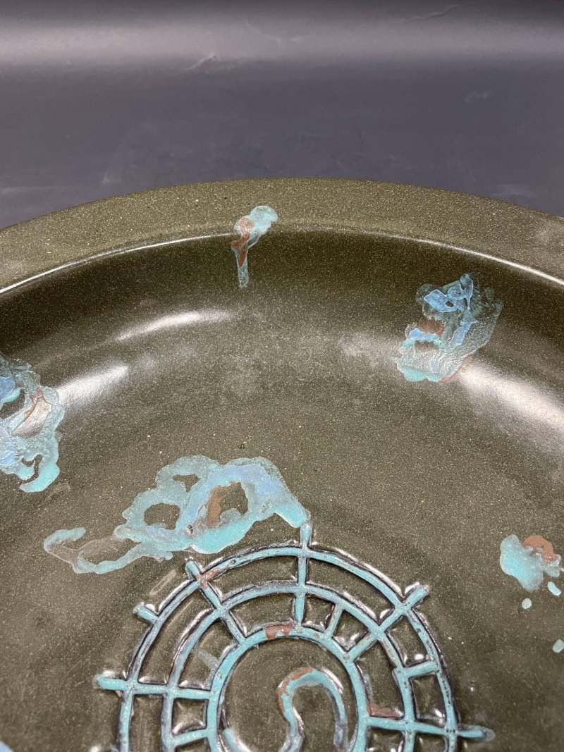 清雍正  仿古铜釉太极云气纹折沿大盘 - 图6