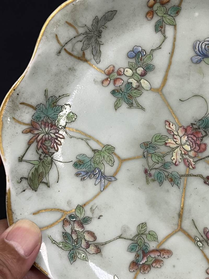 清  粉彩人物纹、花虫纹瓷器五件 - 图12