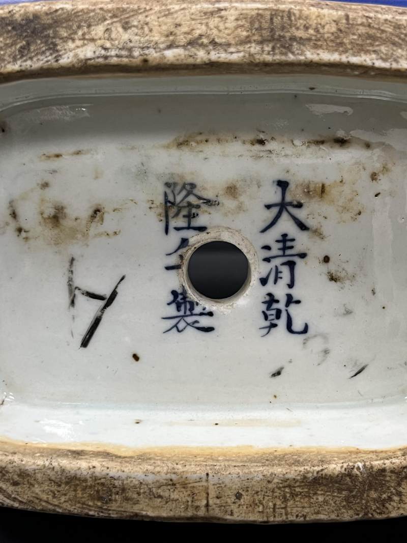 清晚期  蓝釉粉彩博古图贯耳瓶 - 图15