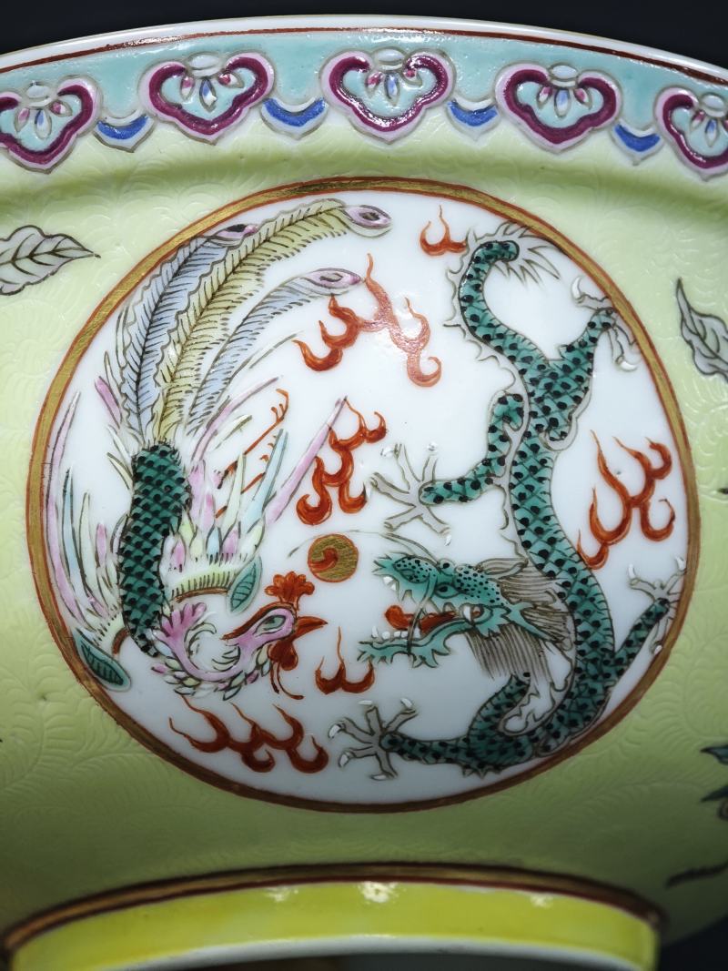清晚期  内青花荷塘图外黄地轧道粉彩花卉开光龙凤纹大碗 - 图12