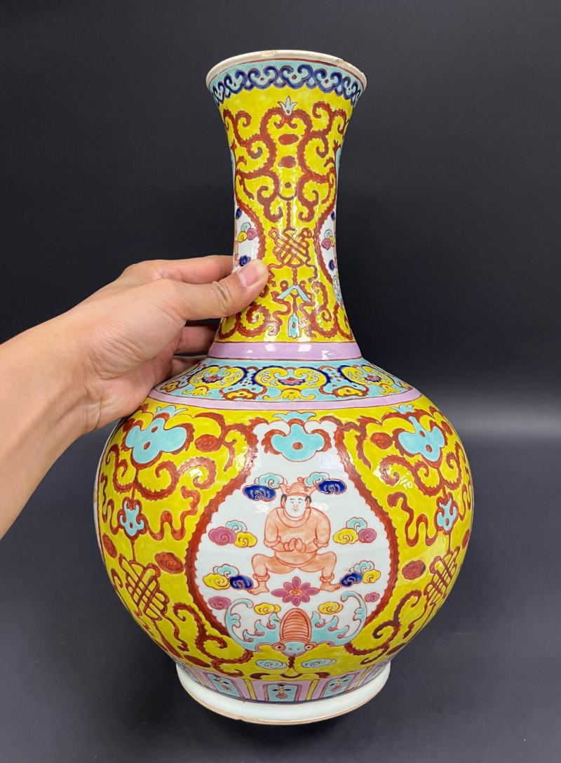 清晚期  黄地粉彩开光莲生贵子图赏瓶 - 图3
